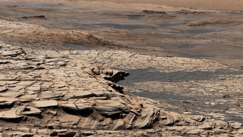 Curiosity rover view of a clay-rich unit in Gale Crater, taken on April 9, 2020
